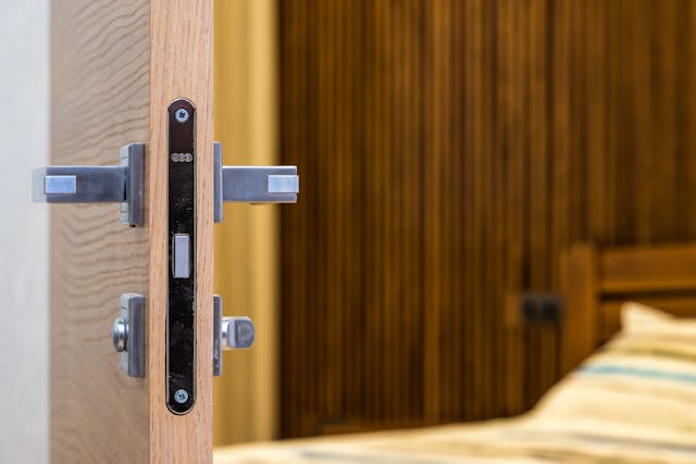 door latch not fully retracting