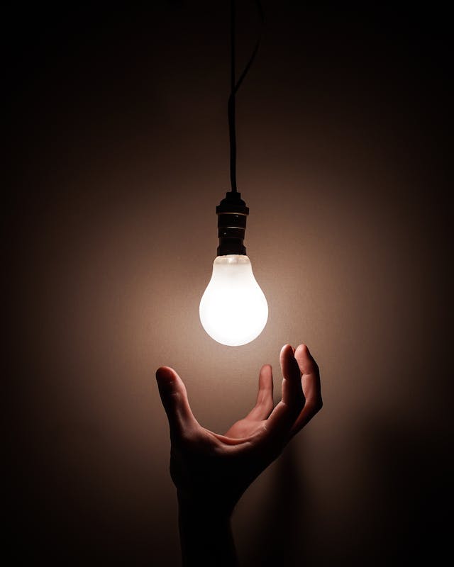 how to remove a light bulb cover